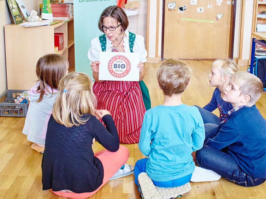 Bäuerin in der Schule erklärt Weg der Lebensmittel