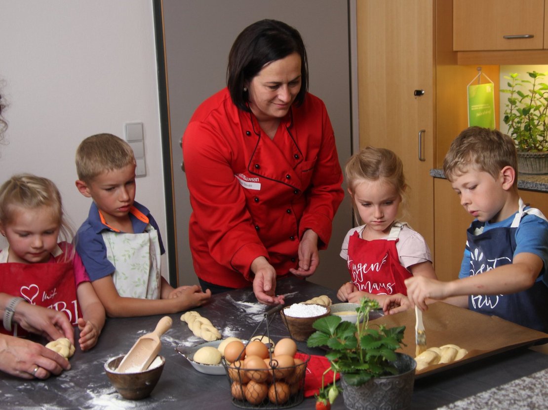 Kinder beim Kochen mit Seminarbäuerin