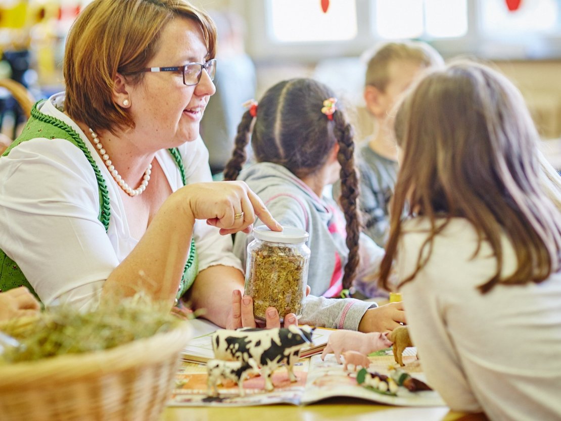 Bäuerin erklärt Kindern den Weg vom Acker auf den Teller